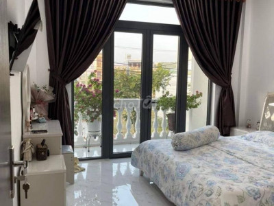 Nhà mặt tiền 80m2, 3 pn, 4 wc