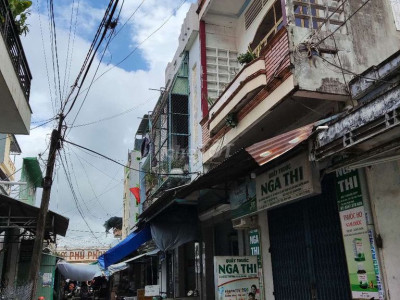 Bán nhà ngay cổng chợ TT Phú Phong