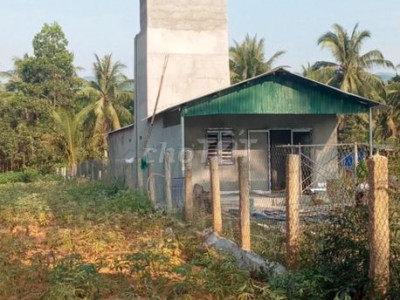 Cần bán 2 miếng đất liền kề, trên đất có sẵn nhà.