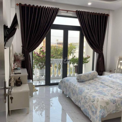 Nhà mặt tiền 80m2, 3 pn, 4 wc