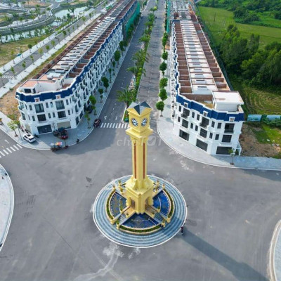 Ngay trung tâm thị xã nằm trên trục đường 32m