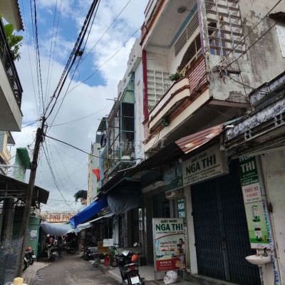 Bán nhà ngay cổng chợ TT Phú Phong