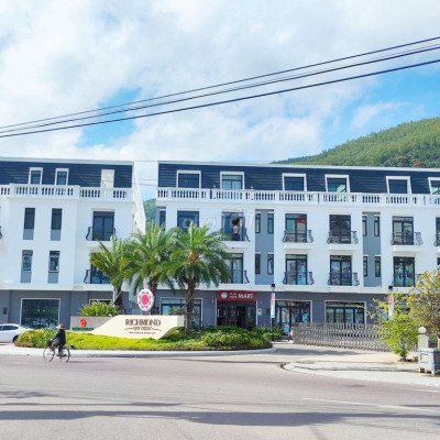 Nhà Mặt tiền Mới xây 4 tầng, cạnh biển.