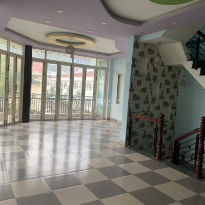 Cho thuê góc ngả tư Lý Thái Tổ Q.Nhơn 60m2 3 lầu