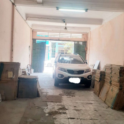 Nhà  trống suốt 5.5x30 làm kho MT Bạch Đằng TT QN