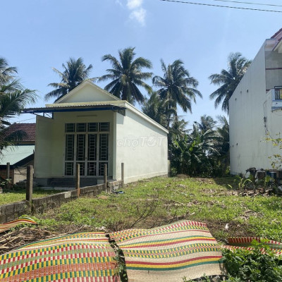 cần bán đất ngay Mt  QL1A mới gần ngã 4 đường mới