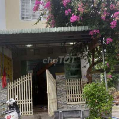 Bán nhà trung tâm thị trấn phú phong