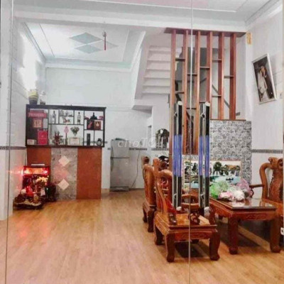 Nhà gần bến xe 3 tầng 4PN 3WC đối diện công viên