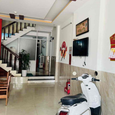 Khách sạn 4 tầng 13PN 13WC cách biển 100m giá 19tr