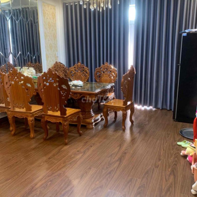 Toà nhà 7 tầng có thang máy mới leng keng