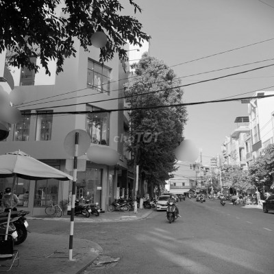 Nhà góc ngả tư Tăng Bạt Hổ 4 lầu 125m2 ngang 9m ốp kính toàn bộ