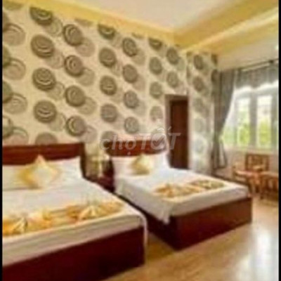Bán khách sạn cách biển 300m giá 34 tỉ