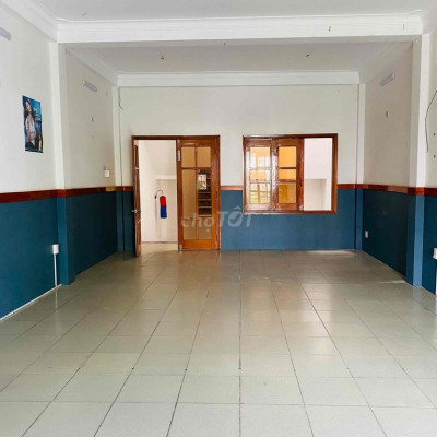 Nhà mặt tiền Hoàng Diệu 6PN 5WC trống suốt 20tr