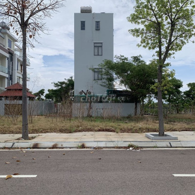 Cho thuê lô góc 2 mặt tiền đường Phạm Ngọc Thạch 220m2 ngang 17m