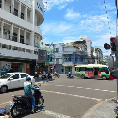 Cho thuê tòa nhà 4 tầng mặt tiền trung tâm tp Quy Nhơn