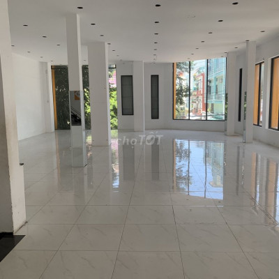 Cho thuê nhà 4 tầng góc ngả tư tăng bạt hổ full kính đẹp 120m2 n9m