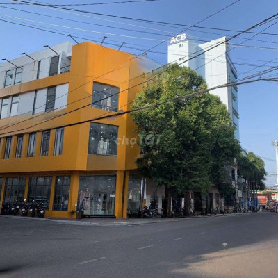 Cho thuê tòa nhà góc ngã 4 đường Tăng Bạt Hổ, tp Quy Nhơn