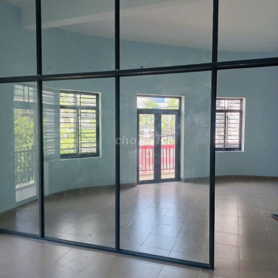 Cho thuê nhà góc ngả tư sầm uất Phan Bội Châu Quy Nhơn 3 lầu