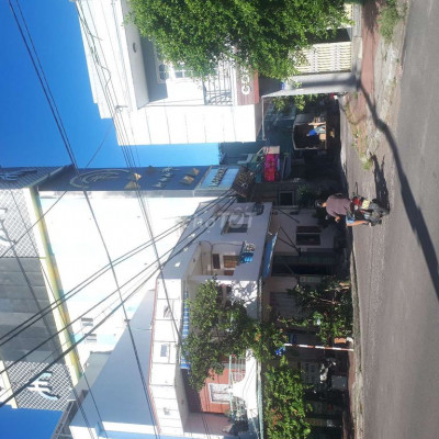 Nhà mặt tiền nguyên căn giá rẻ.