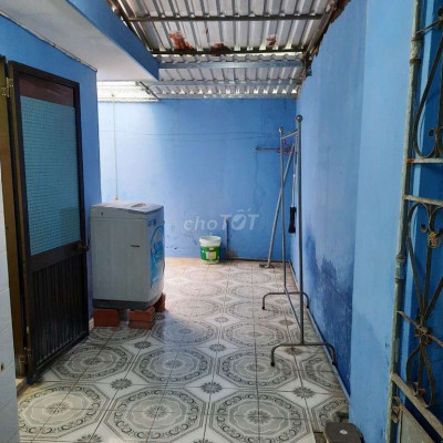 Cho thuê nhà cấp 4 rộng rãi, hẻm oto, trung tâm