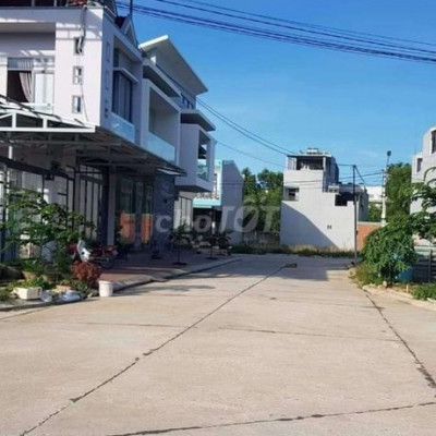 Bán lô đất mặt tiền  khu đại học Quang Trung giá 1 tỉ 650 triệu