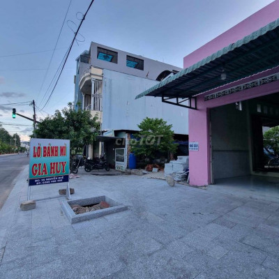 Cần bán nhà mặt tiền kinh doanh tại trung tâm thị trấn Phú Phong