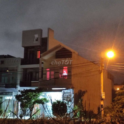 Nhà mặt tiền 92,8 m2. Hai mê nguyên,4 phòng ngủ,2 nhà vệ.