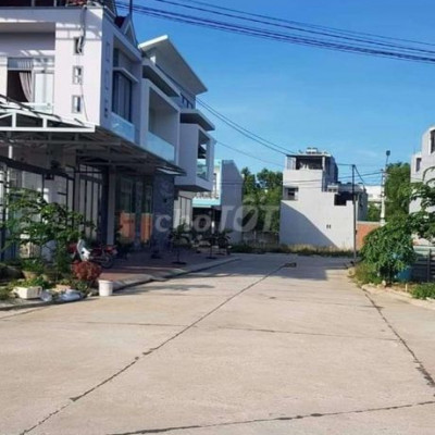 Bán lô đất mặt tiền khu Đại học Quang Trung giá 1 tỉ 460 triệu