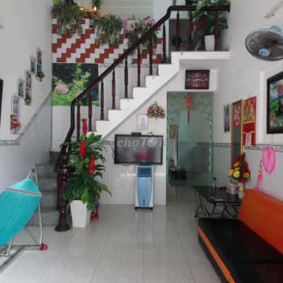 Nhà ở mê lỡ  60m2 vị trí nằm ngay ngã ba đường 1/5, xe hơi vào đến nhà