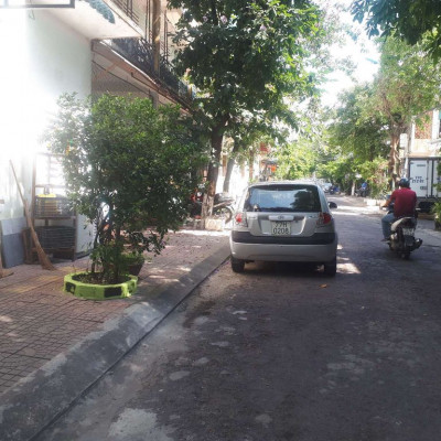 Phòng trọ nhà mặt tiền có cửa sổ nhìn ra đường.