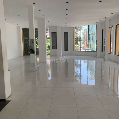 Cho thuê mb góc ngã 4 trung tâm tp Quy Nhơn