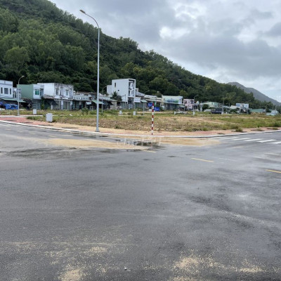 Bán 2 lô đôi góc 2 mặt tiền. DT 212m2.