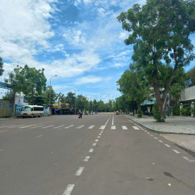 Cho thuê đất trống mặt tiền trung tâm tp Quy Nhơn.1000m2