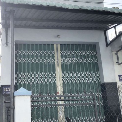 Nhà có sân rộng để xe, gần chợ, gần trường học khu dân cư đông đúc an