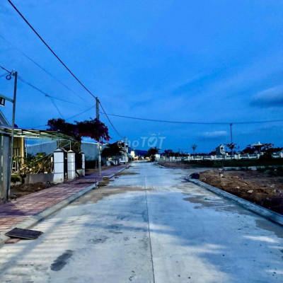 Đất kdc đập kênh kênh chính chủ mặt tiền đường Ngô Lê Tân