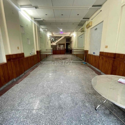 Nhà 4 tầng có thang máy ngang 6 rộng 230m2 Hoàng Văn Thụ