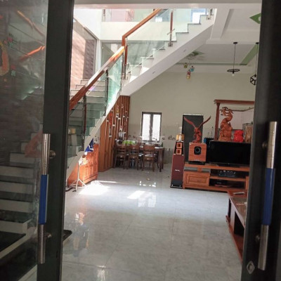 Nhà ở mặt tiền đường lộ