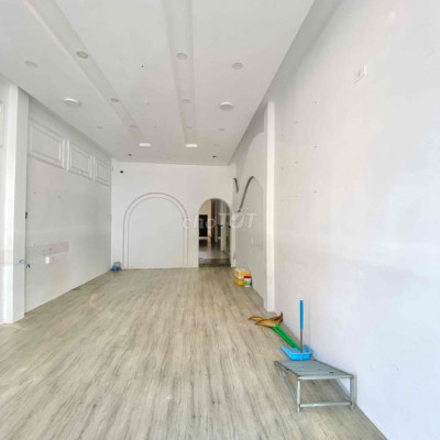 Nhà mặt tiền 2 tầng đường Lê Lợi khu sầm uất