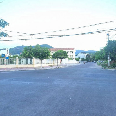 Mặt tiền đường Hoàn Minh Thảo rộng 18m DT 54m2 - Ngang 4,3m Chỉ 3 tỷ 2