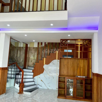 Bán nhà 4 tầng mặt tiền cách biển 500m giá 4,7 tỉ