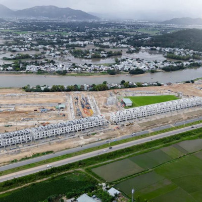 Bán lô góc sẵn sổ đỏ, mặt tiền QL.19 Quy Nhơn Iconic, gần biển 10x16